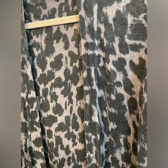 Ann Taylor LOFT navy blue leopard print cardigan size small - Picture 4 of 4